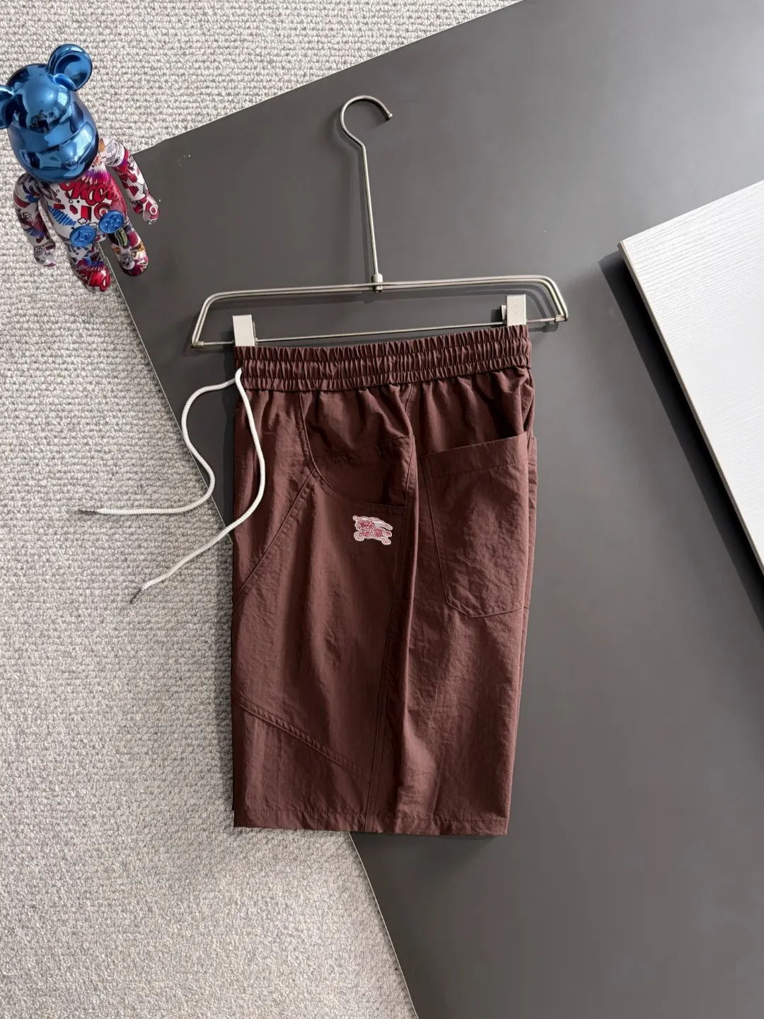 Next day shipment P160 Premium Burberry 2026 Spring/Summer New Arrival elastic band casual shorts, counter-customized fabrics Breathable, high comfort, impeccable details, brand element design concept, reflecting high quality. It feels delicate and soft! It presents a casual cut and the upper body shape is great! Sizes:S-3XL